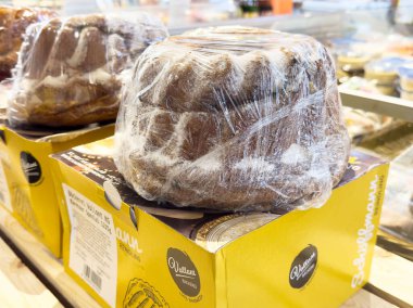 Pastanede plastik kaplanmış pastalar..