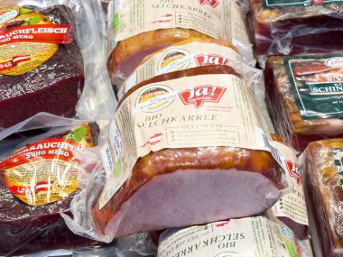 Organik Avusturyalı biyoselchkarree domuz jambonu paketleme vitrininde..