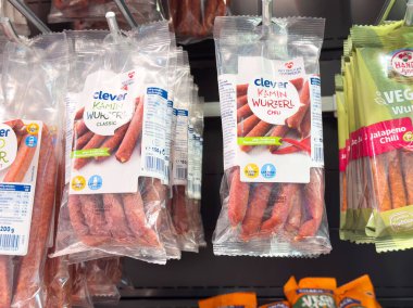 Market rafındaki paketlenmiş sosislerin çeşitliliği.