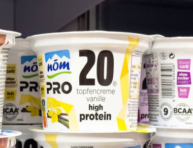 Vanilyalı yüksek proteinli yoğurt, düşük karbonhidratlı ve şekersiz..