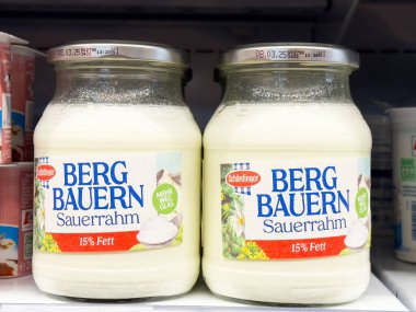 İki kavanoz bergbauern sauerrrahm. Bakkal rafında% 15 yağ var..