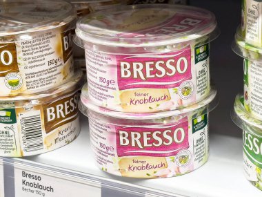 Bresso sarımsağı süpermarket vitrininde paketleme detaylarıyla yayılmış..