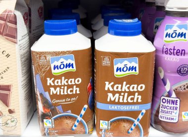 Rafta laktozsuz kakaolu süt kutuları var..