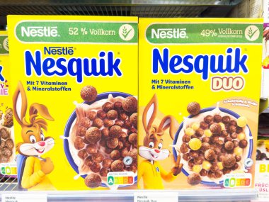 Süpermarket rafında tavşan karakterli Nesquik çift tahıl ambalajı.