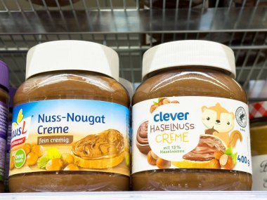 Rafta fındık kremalı kavanozlarda iki tane resimli marka sergileniyor..