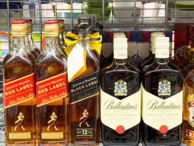 Bir mağazanın rafında çeşitli viski şişeleri.