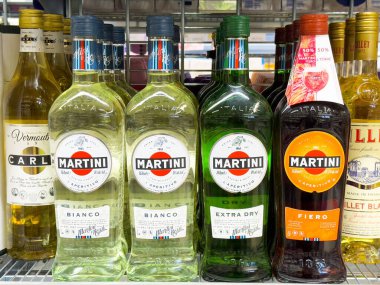 İtalya 'da raflarda çeşitli martini likör şişeleri sergileniyor..