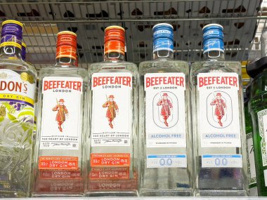 Beefeater London markette alkolsüz cin ve alkolsüz içki sergileniyor..