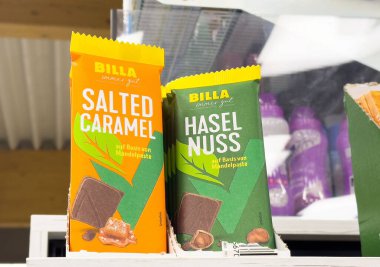 Sergide tuzlu karamel ve fındıklı badem esaslı çikolata var..