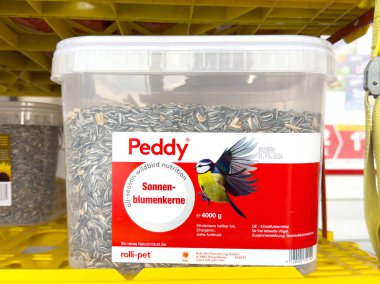 Tüm mevsimlik beslenme için ayçiçeği grafikli yabani kuş yemi kabı.