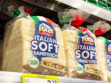 Süpermarket rafında vejetaryen seçenekli İtalyan sandviçi ekmeği.