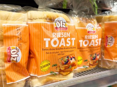 Riesen tost ekmeği paketi süpermarket rafında.