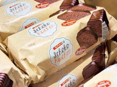 Süpermarket vitrininde çikolatalı pasta paketi.