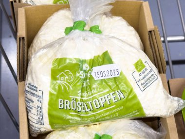 Son kullanma tarihi karton kutuda olan broseltopfen peynir paketleme.