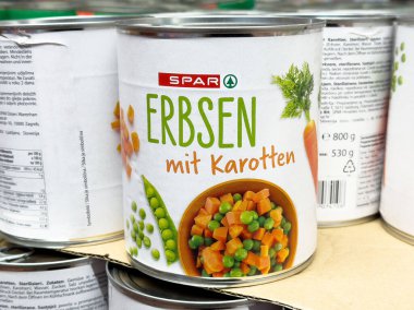 Market rafında dikenli bezelye ve havuç etiketi..