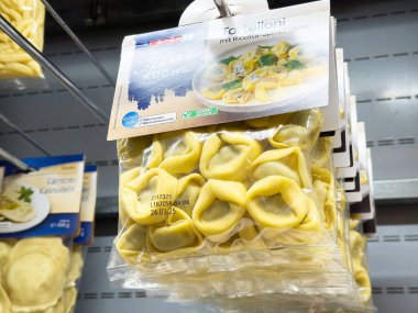 Markette sergilenen ricotta ve ıspanakla paketlenmiş tortelloni.
