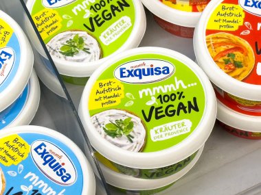 Exquisa vegan badem proteini süpermarket buzdolabına yayılmış..