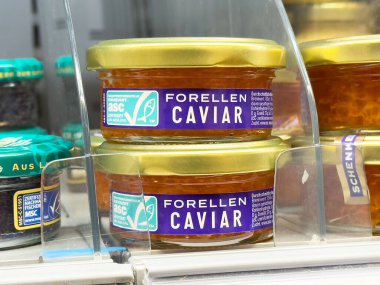 Vitrindeki cam kavanozlarda duran havyar..