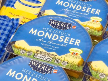 Avusturya peyniri ambalajı süpermarket rafında sergileniyor.