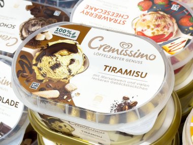 Cremissimo tiramisu dondurma küveti Marsala şarabı aromalı ve bisküvi parçalı..
