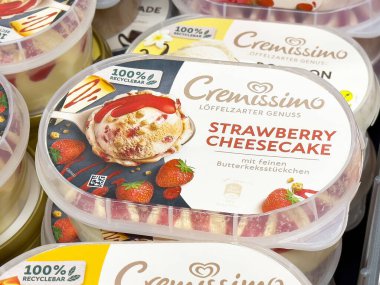 Cremissimo çilekli cheesecake dondurması% 100 geri dönüşümlü paketleme.
