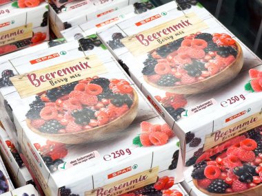 Süpermarkette ahududu, böğürtlen ve frenk üzümü karışımı paketlenmiş..