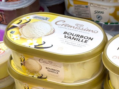 Cremissimo burbon vanilyalı dondurma ambalajı Vanilyalı çiçeklerle sergileniyor.