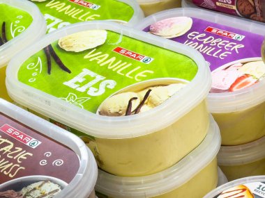 Plastik ambalajda vanilyalı ve çilekli çeşitli dondurma küvetleri..