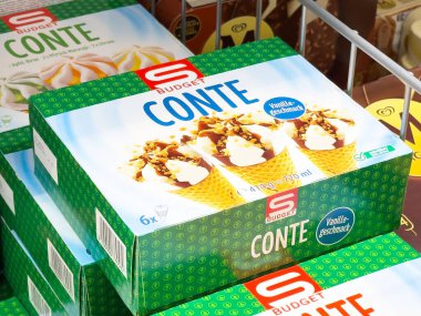 Bütçeli dondurma külahları perakende dondurucuda.