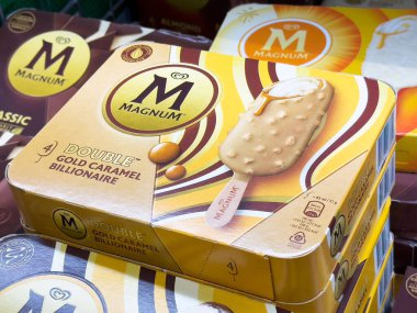 Magnum çift altın karamelli milyarder dondurması perakende satış vitrininde..
