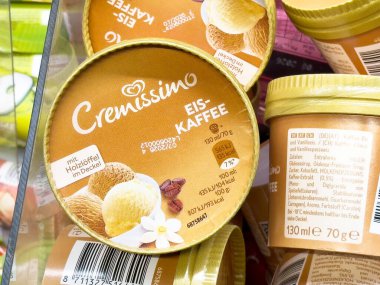 Cremissimo eis-caffee dondurma bardakları fındık süslemeli yakın plan.