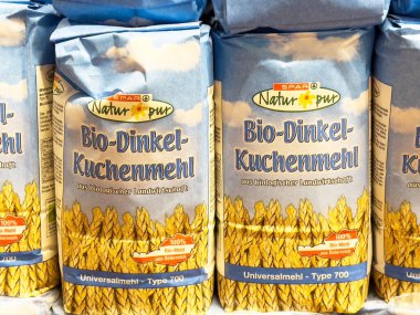 Organik bio-dinkel kuchenmehl un torbaları Avustralya organik tarım ürünlerinden sergilenmektedir..