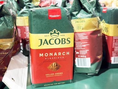Jacobs mağazada kahve ambalajı sergiliyor..
