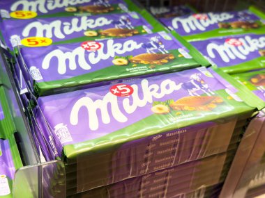Marketin rafında sergilenen büyük ambalajlı Milka fındıklı çikolatalar.