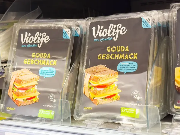 Market vitrininde vegan gouda peyniri yerine.