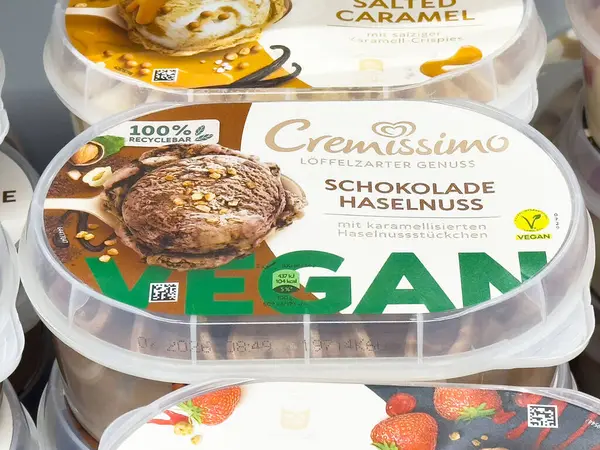 Geri dönüşümlü ve karamelli fındıklı vegan çikolatalı dondurma..