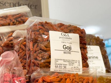 Taze paketlenmiş goji üzümleri mağazada sergileniyor..
