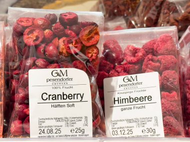 Alman etiketli kurutulmuş kızılcık ve ahududu paketleri..