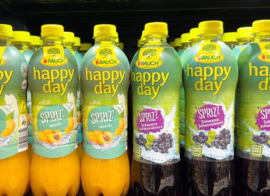 Mutlu günün renkli görüntüsü rafta meyve suyu şişeleri var..