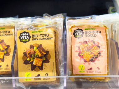 Süpermarkette sergilenen farklı çeşit biyo-tofu paketleri.