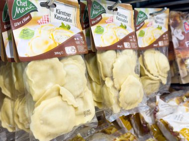 Süpermarket görünümünde paketlenmiş karntner kasnudeln.