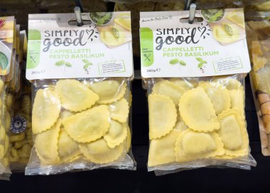 Cappelletti pesto basilikum taze makarna ambalajı vitrininde.