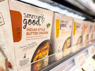 Hint usulü tereyağlı tavuk. Süpermarket dondurucu reyonunda hazır yemek..