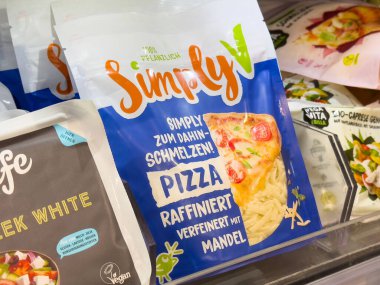 Mağazada badem ve bitki tasarımı sergilenen basit bir v vegan pizza paketi.