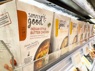 Paketlenmiş Hint usulü tereyağlı tavuk ve sezarlı makarna..