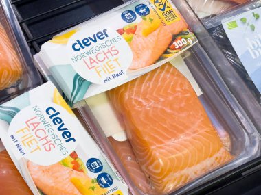 Market vitrininde derisi olan paketlenmiş Norveç somon filetosu.