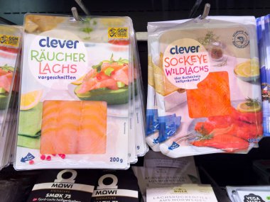Süpermarkette sergilenen akıllı tütsülenmiş somon balığı paketi.