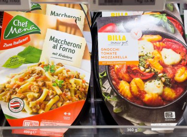 İtalyan makarna yemekleri rafta otlar ve domates mozzarella paketleriyle sergilenir..