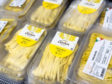 Bir markette sergilenen taze İtalyan tagliatelle ve pappardelle makarna paketleri.
