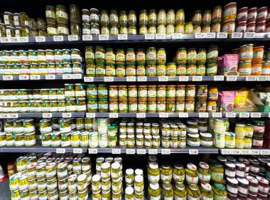 Bir markette rengarenk turşu ve reçel reyonu.